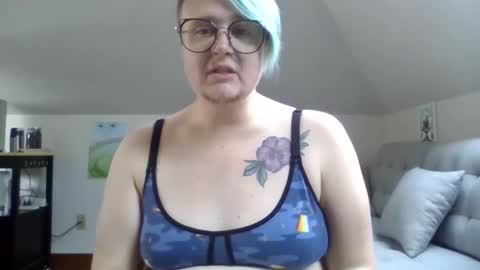 Snapshot of queerlyjaz chatting on 4, 10, 2025 queerlyjaz online show from 4, 10, 2025