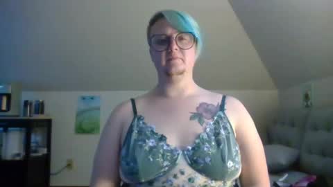 Snapshot of queerlyjaz chatting on 8, 10, 2025 queerlyjaz online show from 8, 10, 2025