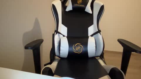 Quinnyelena online show from 23, 1, 2025