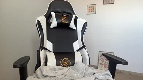 Quinnyelena online show from 5, 11, 2025