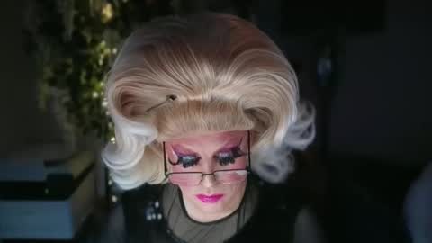 Snapshot of qweenviva chatting on 5, 12, 2025 ViVaLuvLicious online show from 5, 12, 2025