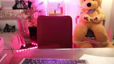 Snapshot of qwennx chatting on 3, 4, 2026 Nova Hollis online show from 3, 4, 2026