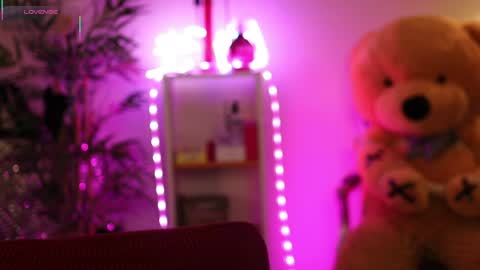 Snapshot of qwennx chatting on 5, 4, 2026 Nova Hollis online show from 5, 4, 2026