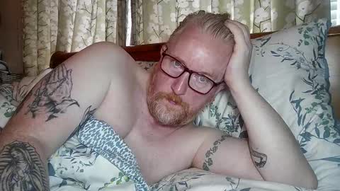 Snapshot of r_o_h_a_n chatting on 21, 10, 2025 r_o_h_a_n online show from 21, 10, 2025