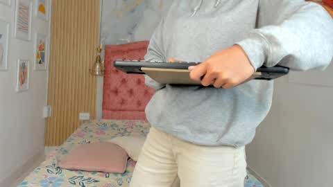 Snapshot of rachellesc chatting on 4, 4, 2026 rachellesc online show from 4, 4, 2026