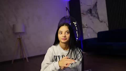 Snapshot of rachelravee chatting on 15, 12, 2025 Ann online show from 15, 12, 2025