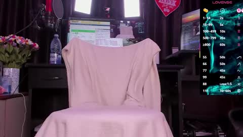 Snapshot of raissa_sky26 chatting on 15, 12, 2025 Laura online show from 15, 12, 2025