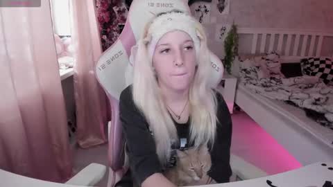 Snapshot of rapunzel_cute chatting on 19, 10, 2025 Rapunzel online show from 19, 10, 2025