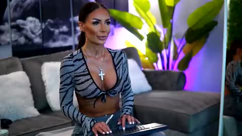 Snapshot of raquellevon chatting on 8, 10, 2025 Raquelle online show from 8, 10, 2025