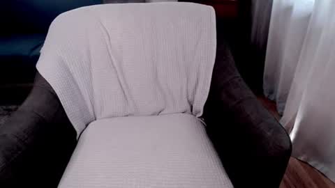 Snapshot of raven_feathers chatting on 3, 7, 2026 Roxanneredlight59 online show from 3, 7, 2026