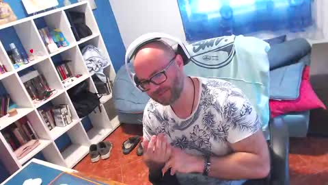 ravingr3d3 online show from 17, 4, 2026