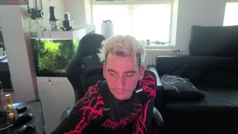 Snapshot of rayzel_white chatting on 30, 5, 2026 Rayzel White online show from 30, 5, 2026