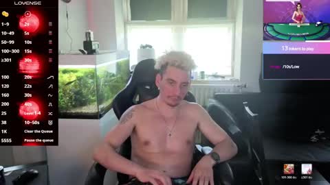 Snapshot of rayzel_white chatting on 4, 6, 2026 Rayzel White online show from 4, 6, 2026