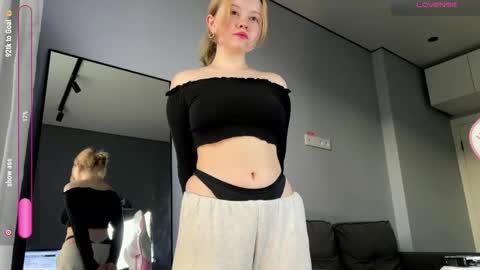Snapshot of rebeccaniksoon chatting on 26, 9, 2025 Rebecca Nikson online show from 26, 9, 2025