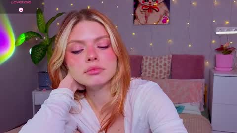 Snapshot of red__candy chatting on 9, 4, 2026 red__candy online show from 9, 4, 2026
