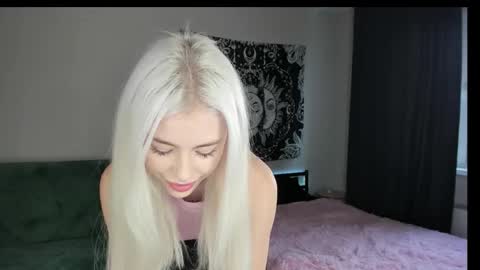 Snapshot of red_qwe chatting on 3, 11, 2025 Erika online show from 3, 11, 2025