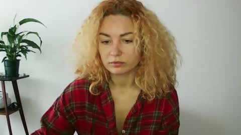 Snapshot of reddgirll chatting on 1, 2, 2025 reddgirll online show from 1, 2, 2025