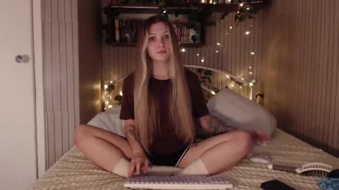 Snapshot of redmoonhead chatting on 17, 12, 2025 Ana online show from 17, 12, 2025