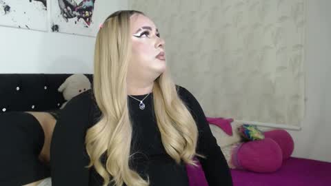 Snapshot of redvelvett22 chatting on 10, 11, 2025 redvelvett22 online show from 10, 11, 2025