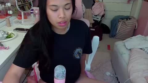 Snapshot of reeviee chatting on 4, 8, 2026 Reevie online show from 4, 8, 2026