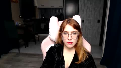 Snapshot of reginasmilee chatting on 12, 11, 2025 Regina online show from 12, 11, 2025