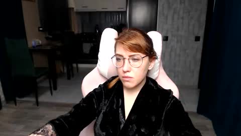 Snapshot of reginasmilee chatting on 13, 11, 2025 Regina online show from 13, 11, 2025