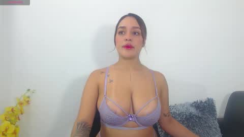 renatabrownn28 online show from 17, 4, 2026