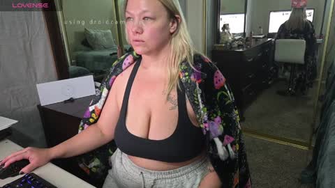 Snapshot of rileylogan chatting on 5, 4, 2026 Riley Logan online show from 5, 4, 2026