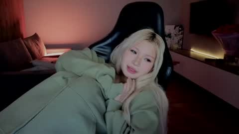 Snapshot of rileymee chatting on 19, 4, 2026 rileymee online show from 19, 4, 2026