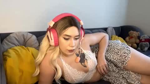 Snapshot of rimaobenshain chatting on 21, 10, 2025 Emily online show from 21, 10, 2025