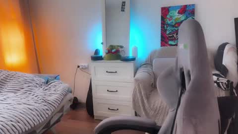  DianaBrite            fansl y online show from 4, 6, 2026