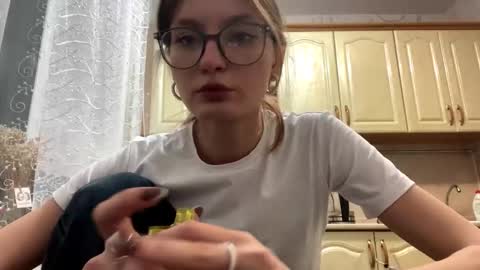 robynsentinella online show from 25, 11, 2025