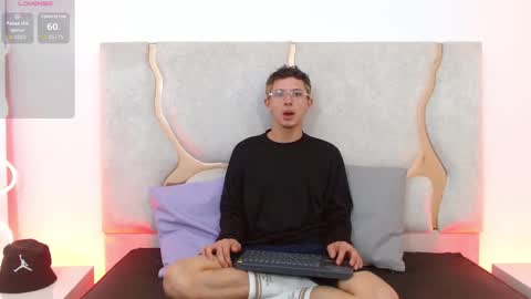 Snapshot of rooy_tay chatting on 2, 11, 2025  rooy  online show from 2, 11, 2025