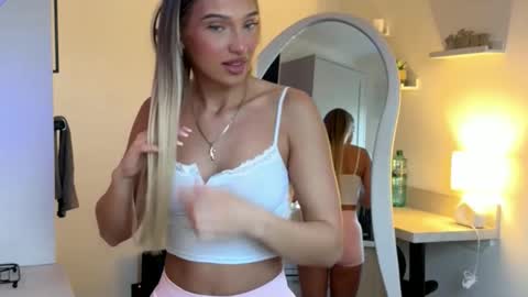 Snapshot of rosebella_ chatting on 26, 3, 2026 Bella online show from 26, 3, 2026