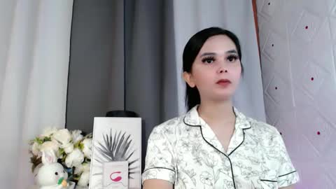 Snapshot of rosella_xx chatting on 5, 11, 2025 TONETH online show from 5, 11, 2025