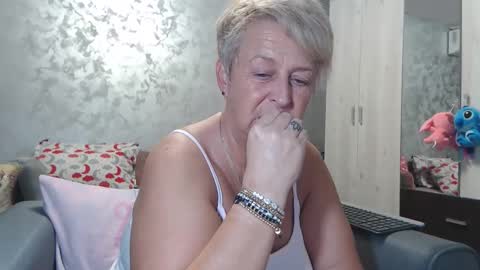 Snapshot of roses_and_lillies chatting on 5, 11, 2025 Lovepinklilly online show from 5, 11, 2025