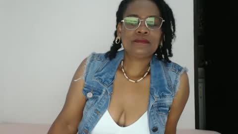 Snapshot of roushlove chatting on 14, 10, 2025 luxa online show from 14, 10, 2025