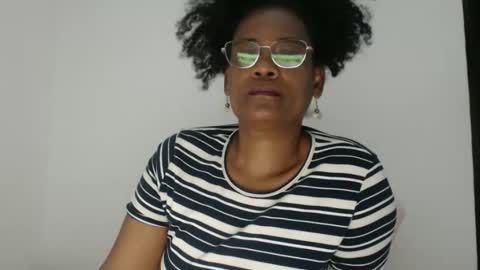 Snapshot of roushlove chatting on 6, 11, 2025 luxa online show from 6, 11, 2025