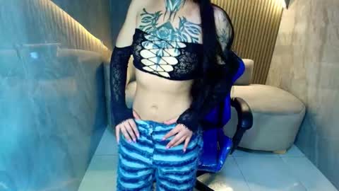 Snapshot of roux_r chatting on 19, 11, 2025 Roux online show from 19, 11, 2025