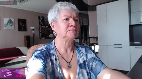 Snapshot of roxana_brooks chatting on 5, 4, 2026 Roxana online show from 5, 4, 2026