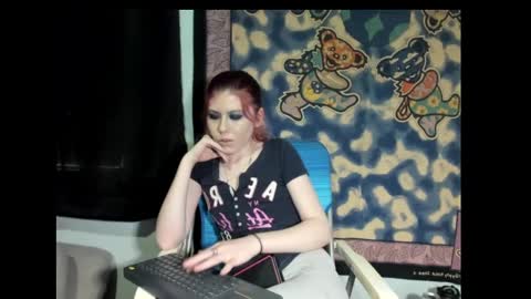 roxihazeleyes online show from 8, 3, 2025