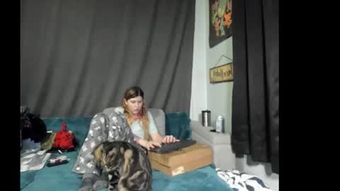 roxihazeleyes online show from 3, 12, 2025