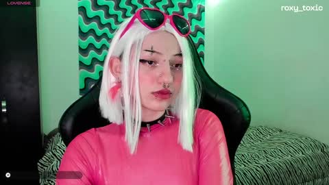Snapshot of roxy_toxic chatting on 20, 12, 2024 Roxy Independient model Help me to reach 50 thumbs up online show from 20, 12, 2024
