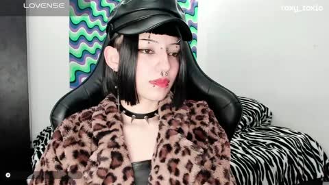 Snapshot of roxy_toxic chatting on 29, 1, 2025 Roxy Independient model Help me to reach 50 thumbs up online show from 29, 1, 2025