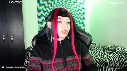 Snapshot of roxy_toxic chatting on 7, 3, 2025 Roxy Independient model Help me to reach 50 thumbs up online show from 7, 3, 2025