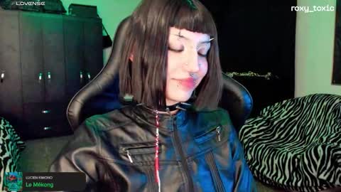 Snapshot of roxy_toxic chatting on 15, 10, 2025 Roxy Independient model Help me to reach 50 thumbs up online show from 15, 10, 2025