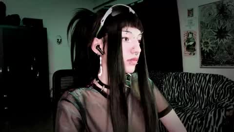 Snapshot of roxy_toxic chatting on 25, 3, 2026 Roxy Independient model Help me to reach 50 thumbs up online show from 25, 3, 2026