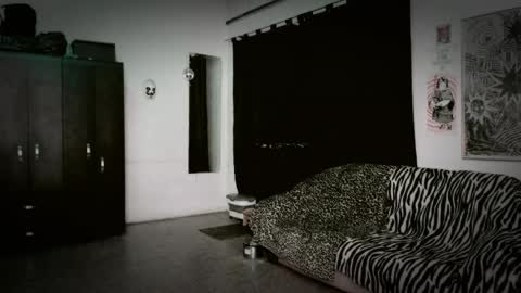 Snapshot of roxy_toxic chatting on 9, 4, 2026 Roxy Independient model Help me to reach 50 thumbs up online show from 9, 4, 2026