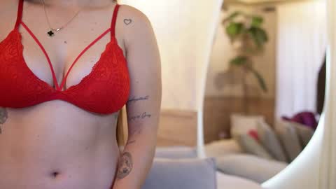Snapshot of roxy_vega chatting on 6, 10, 2025 Roxy online show from 6, 10, 2025