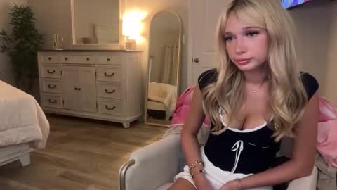 Snapshot of roxyrain2736 chatting on 15, 4, 2026 Roxy Rain online show from 15, 4, 2026